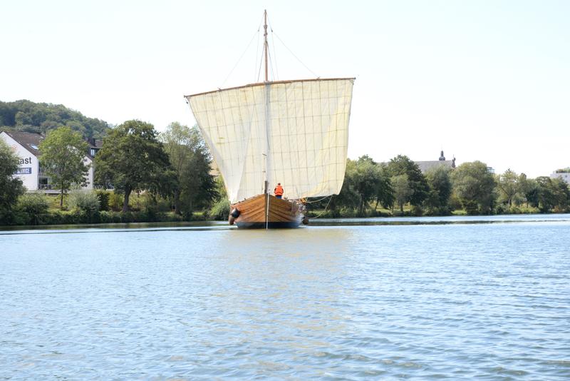 Die Bissula, Original-Nachbau eines römischen Handelsschiffs, bei einer Messfahrt auf der Mosel.