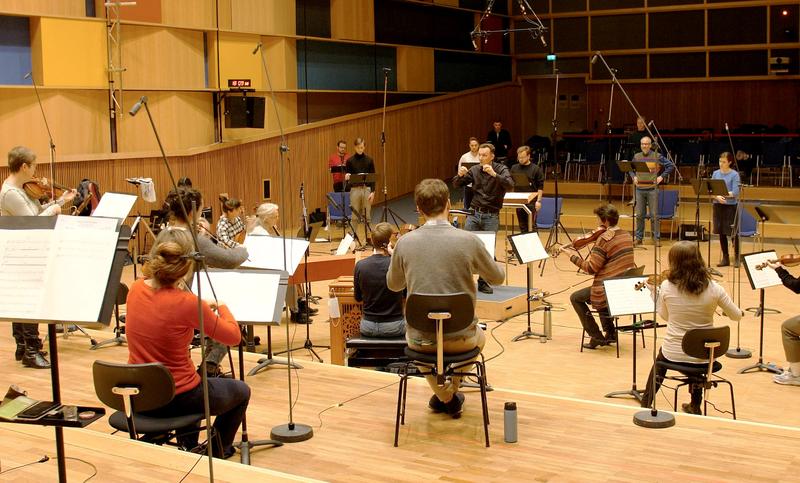 Gutenberg Soloists und das Neumeyer Consort unter Leitung von Prof. Felix Koch bei der Aufnahme im Emmerich-Smola-Saal des SWR-Studios Kaiserslautern im Dezember 2020