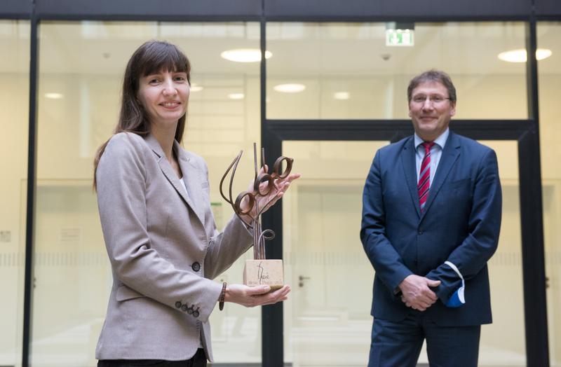 Franka Schuster und Prof. Beckmann bei der Übergabe des Werner-Boie-Preises. Der Preis wurde von dem Dresdener Künstler Thomas Weber gestaltet.