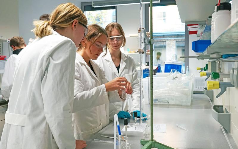 Lernen muss praxisorientierter gestaltet werden. Schülerinnen und Schüler im Labor der Universität Osnabrück zur Vorbereitung der Chemie-Olympiade. 