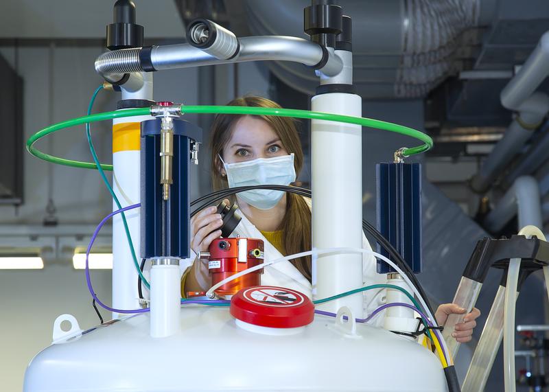 Doktorandin Victoria Aladin prüft den NMR-Magneten.