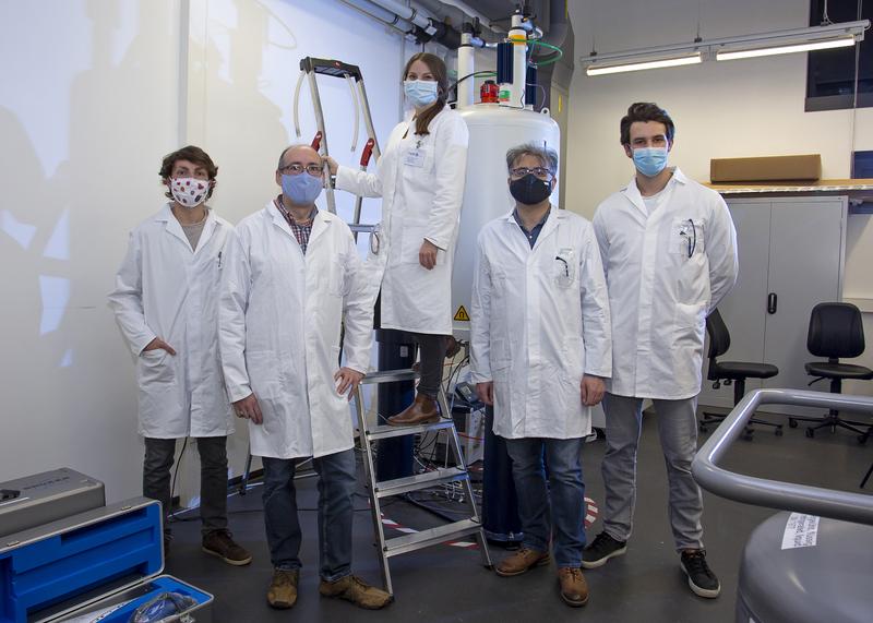 Die Arbeitsgruppe von Prof.Björn Corzilius vor dem Magneten des NMR-Festkörperspektrometers im Forschungsbau des Departments Leben, Licht & Materie der Uni Rostock.Thomas Biedenbänder,Prof.Björn Corzilius,Victoria Aladin,Dr.Siavash Saeidpour,Eduard Mock