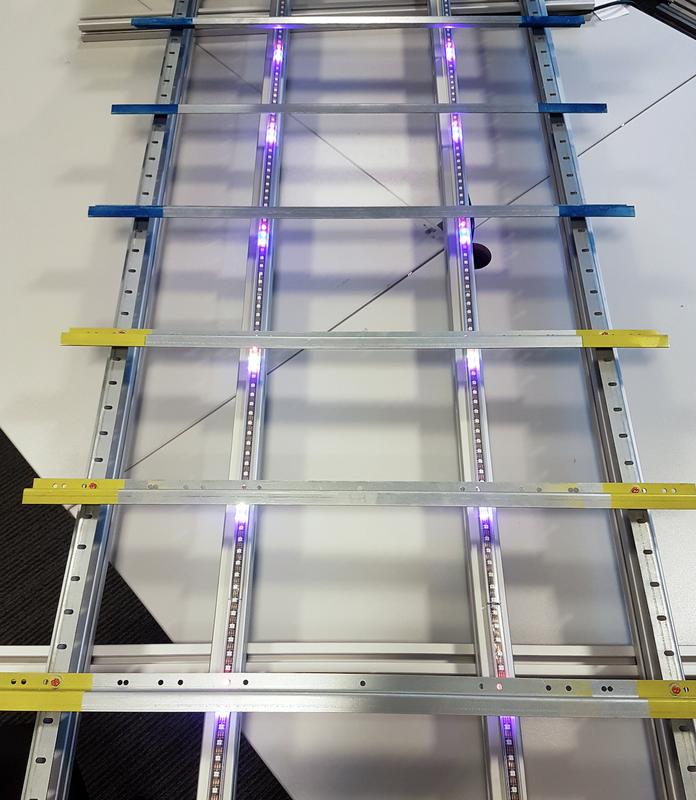 Montagebereich des Demonstrators mit dem entwickelten Put-To-Light System. Die aufleuchtenden LEDs zeigen die Montageposition und Ausrichtung der zu montierenden Teile.