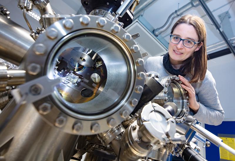Wie sich Metallatome auf einem Isolator anordnen lassen, untersucht Prof’in Dr. Angelika Kühnle in einer neuen Studie.