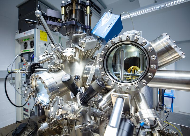 Für ihre Studie arbeiten die Wissenschaftler*innen mit einem Rasterkraftmikroskop. Foto: Universität Bielefeld/M.-D. Müller