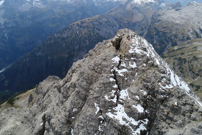 Quer über den Gipel des 2592m hohen Hochvogel im Allgäu klafft ein 5 x 30 Meter großer Riss. Seismische Messungen ermöglichen einzigartige Rückschlüsse auf die Entwicklung eines kommenden Bergsturzes. 