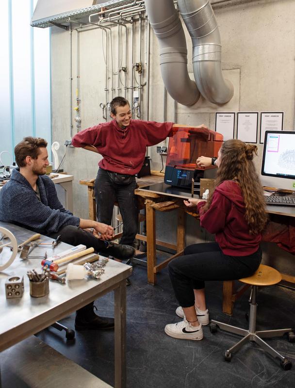 Studierende (v.l.n.r. Svea Finck, Aleksander Rasztawicki, Noa Domínguez Rama) der Fakultät Gestaltung in der Schmuckwerkstatt am 3D-Drucker.