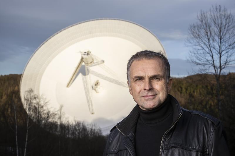 Prof. Anton Zensus, MPIfR Bonn, übernimmt die wissenschaftliche Koordination bei der Beteiligung der radioastronomischen Institute im Rahmen des Opticon-RadioNet-Pilotprojekts. Im Hintergrund: 100-m-Radioteleskop Effelsberg.