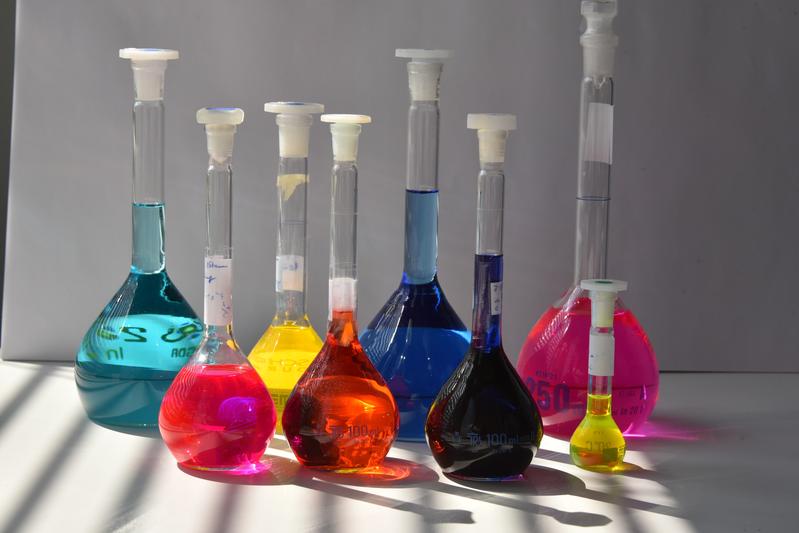 Forschende der Universitäten Jena und Ulm produzieren Wasserstoff mithilfe von neuartigen Farbstoffen, edelmetallfreien Katalysatormolekülen und Licht.