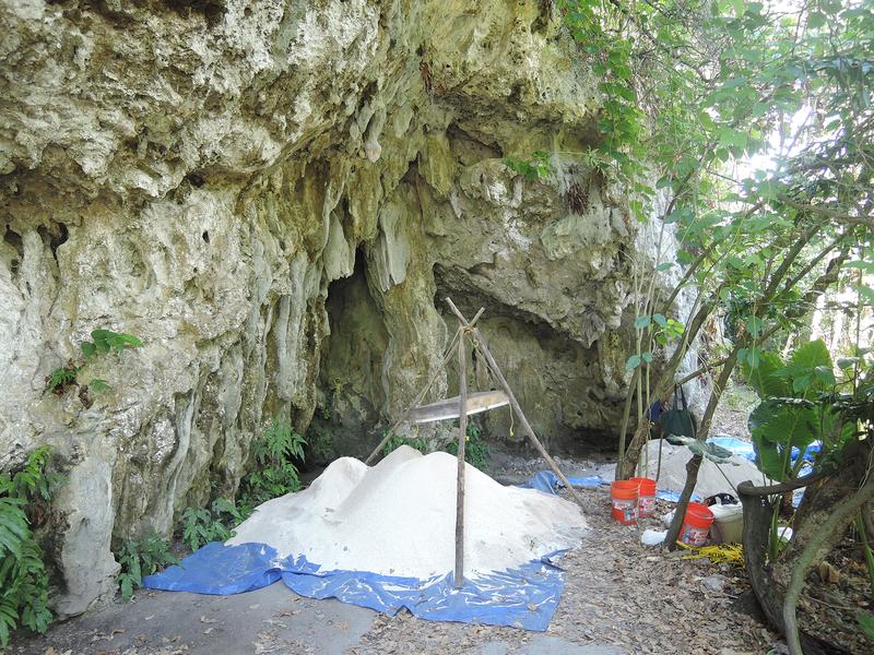 Ausgrabungsbereich außerhalb der Ritidian Beach-Höhle im Norden von Guam, Marianeninseln.