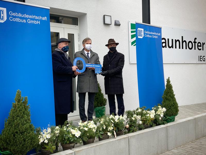 Mit der symbolischen Schlüsselübergabe bezieht das Fraunhofer IEG seine neuen Büroräume in Cottbus. (v.l.n.r. Torsten Kunze, Mario Ragwitz, Oberbürgermeister Holger Kelch. 