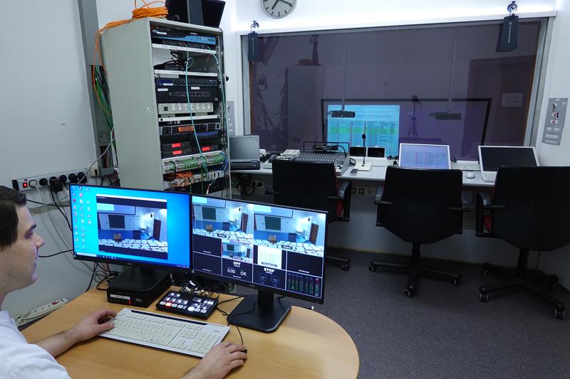 Blick in das Broadcast-Studio der HNO-Klinik des Uniklinikums Würzburg. Das Fenster im Hintergrund blickt in den Hörsaal der Klinik.