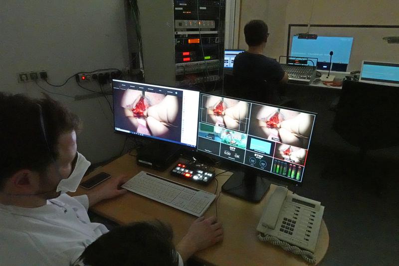 Im Broadcast-Studio werden Bild- und Ton-Informationen, zum Beispiel live aus dem Operationssaal, zusammengestellt. 