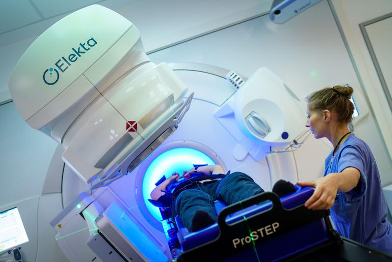 Patienten mit aggressiven Hirntumoren könnten künftig von einer verbesserten Strahlentherapie profitieren. Grundlage hierfür ist eine kombinierte PET-MRT-Bildgebung 