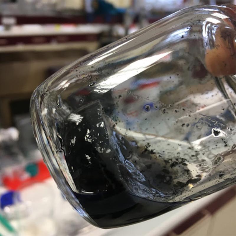 Hybride aus metallorganischen Netzwerken (metal organic frameworks, MOF) und Graphensäure ergeben eine hervorragende positive Elektrode für Superkondensatoren. Die hohe Elektronenbeweglichkeit verleiht dem Material eine schwarze Farbe.