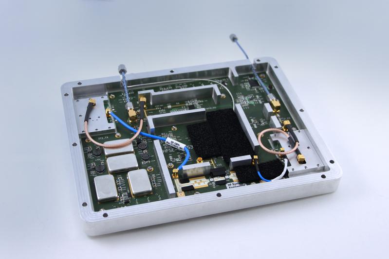  140 GHz D-band wireless communications system module with motherboard of the hub