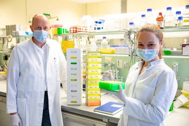 Professor Dr. Georg Behrens und Doktorandin Anne Cossmann mit eingelagerten Blutproben aus der CoCo-Studie. 