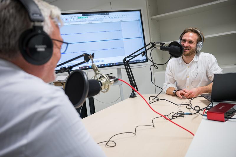 Die Aufzeichnung von Podcasts gehört zum Lehrkonzept "Blended learning" dazu. Hier sprechen Prof. Dr. Johannes Jäger (vorne) und Dr. Fabian Dupont miteinander.