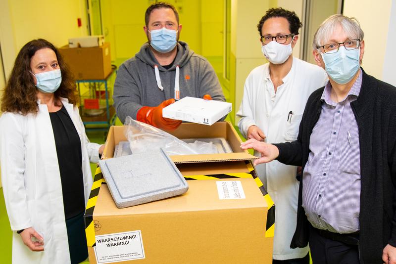 Dr. Heike Alz, Kai-Marcus Negelen, Dr. Bastian Ringe sowie Professor Dr. Tobias Welte mit dem frisch angelieferten Impfstoff. 