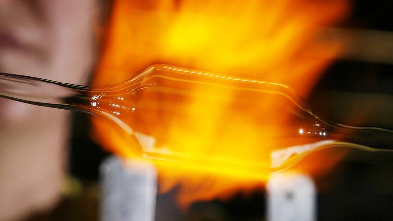 Die Herstellung von Glas entwickeln Materialforscher der Universität Jena weiter. Sie wollen ein Verfahren zur thermischen Härtung von sehr dünnem Glas in die Praxis überführen.