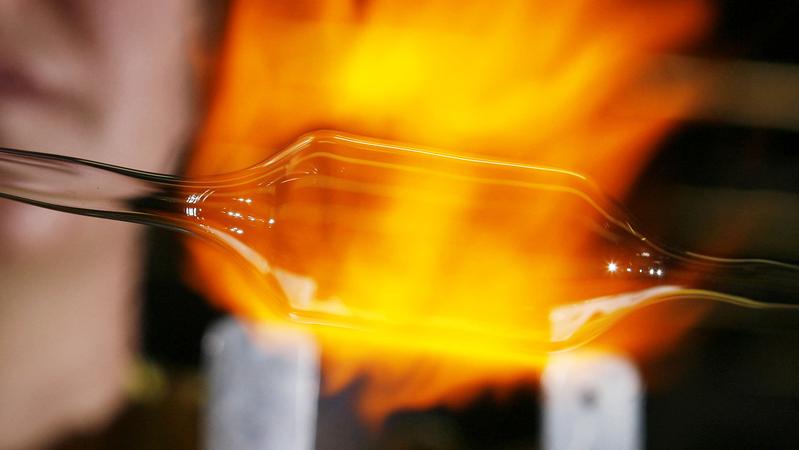 Jena glass chemists want to further develop a process for thermally hardening very thin glass. 