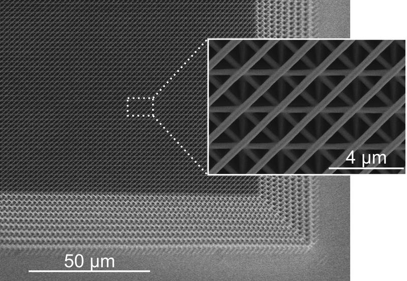 Per Feldemissions-Raster-Elektronenmikroskopie wird die chirale, Holzstapel-artige Strukur der photonischen Kristalle sichtbar, die die Forscher mittels Zwei-Photonen-Polymerisation hergestellt und für ihre Untersuchungen verwendet haben.