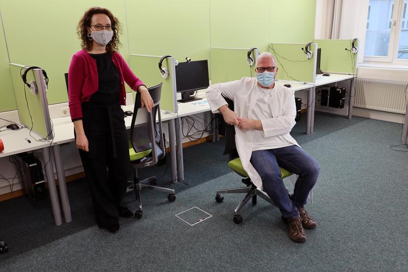 Prof. Dr. Uta Benner (Professor for the Sign Language Interpreting course and Dean of the Faculty of Interdisciplinary Studies) and Wolfgang Sandtner (Senior Physician and Medical Director of the palliative care unit at Achdorf Hospital)