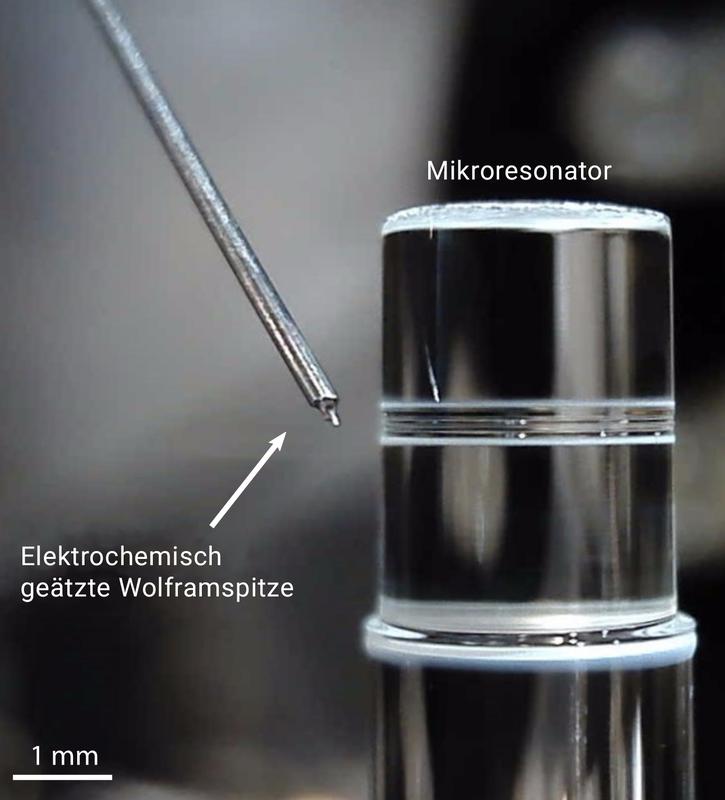 Ein optischer Mikroresonator und eine scharfe Wolframspitze. Durch die Position der Spitze lässt sich die Menge der Rückreflexionen steuern. Das Team konnte die intrinsische Rückstreuung damit auf ein Tausendstel reduzieren.