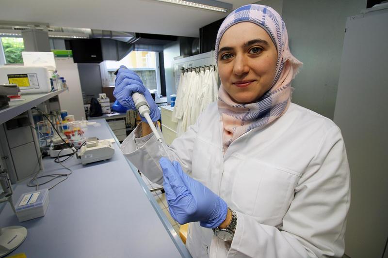 Foto: Marwa Malhis bei der Arbeit im Bioanalytik-Labor der Hochschule Coburg. Foto: Hochschule Coburg 