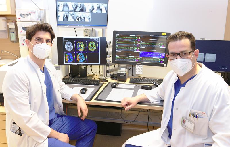  Christos Krogias (rechts) und Daniel Richter werteten erstmals Daten zur Behandlung von Schlaganfällen in Deutschland während der Coronakrise aus. 