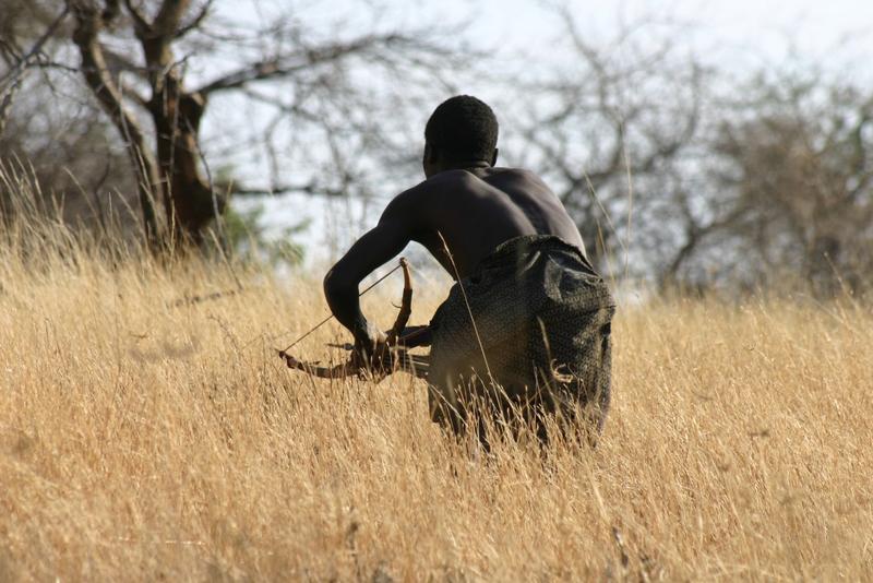 Dofu, ein Hadza, bei der Jagd nach Beutetieren.