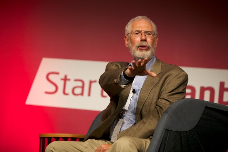 Prof. Dr. Steve Blank von der Universität Stanford erklärt, warum Innovationen in Unternehmen oft mehr Schein als Sein sind.