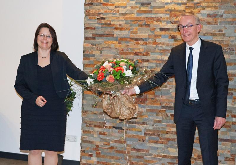 Hochschulratsvorsitzender Jörg Hegemann gratuliert mit Abstand Prof. Kira Kastell.