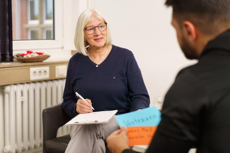 Die Publikation ist auf Basis von vertrauensvollen und tiefgehenden Beratungsgesprächen und weiterführenden Interviews entstanden, die Integrationsmanagerin Antje Azraq mit zwölf Geflüchteten geführt hat.