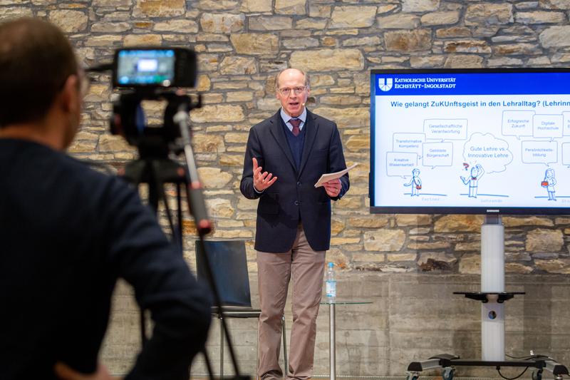 Prof. Dr. Markus Eham, Vizepräsident der KU für Studium und Lehre, führte in den Tag der Hochschullehre ein. 