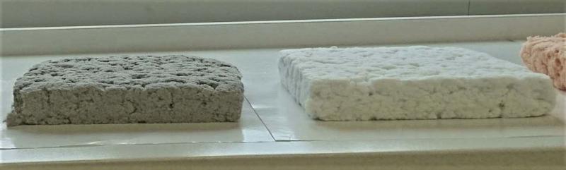 3 cm dicke Faserisoliermatten (links aus Basis von Altpapier; rechts auf Basis von Cellulose), trocken aufbereitet, mit einer Dichte von ca. 30 Kilogramm pro Kubikmeter.