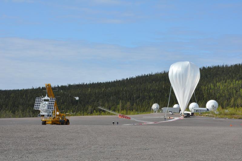 Im Juni 2009 startete Sunrise I zum ersten Flug der Sunrise-Missionen. Kurz vor dem Abheben wird der Ballon mit Helium gefüllt, während das Observatorium vom Startfahrzeug gehalten wird.                                                                   