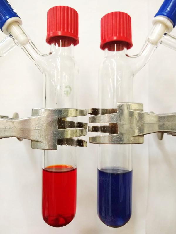 In the oxidized state titanium is red (left), in the reduced state blue (right). 