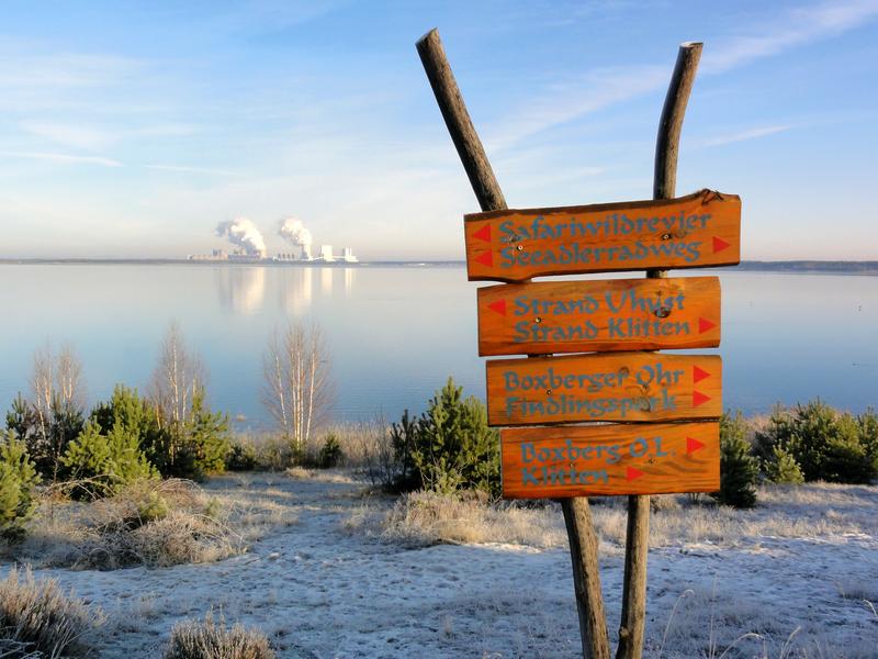 Der Bärwalder See ist durch Flutung des ehemaligen Tagebaus Bärwalde entstanden. Im Hintergrund ist das Kraftwerk Boxberg zu sehen.