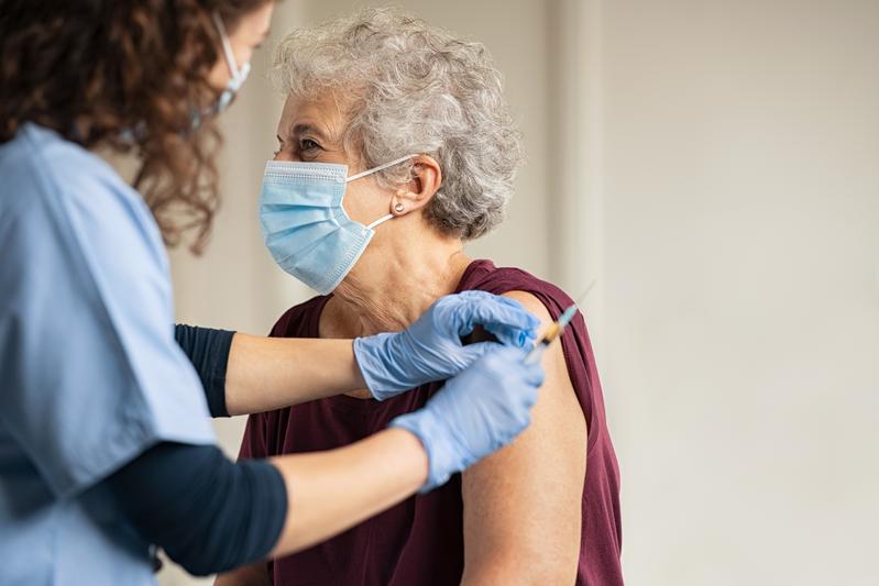 Auch Herzkranke, die Gerinnungshemmer zur Thromboseprophylaxe einnehmen müssen, sollten sich gegen Covid-19 impfen lassen. 