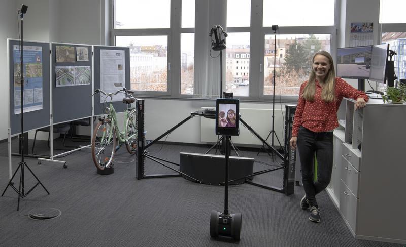 Über den Telepresence-Roboter kann man sich in die Labore hinzuschalten und bei den Entwicklungsschritten des Projektes live mit dabei sein. 