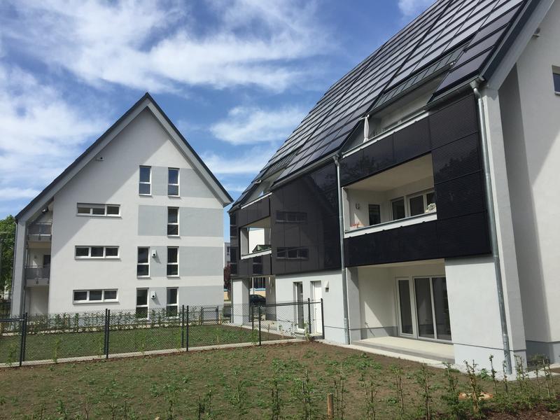 Blick auf die zwei teilautarken Mehrfamilienhäuser der Wohnungsgenossenschaft eG Wohnen in Cottbus.