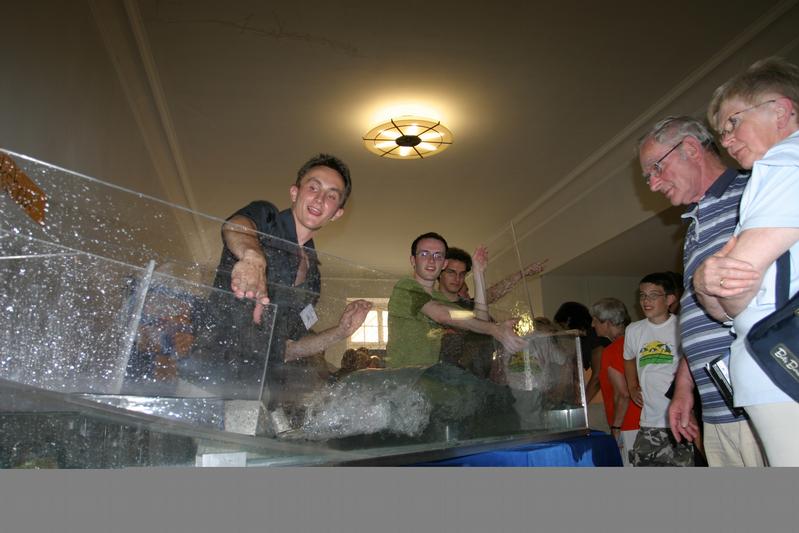 Tsunami-Wellen im Aquarium: die Physikshow 