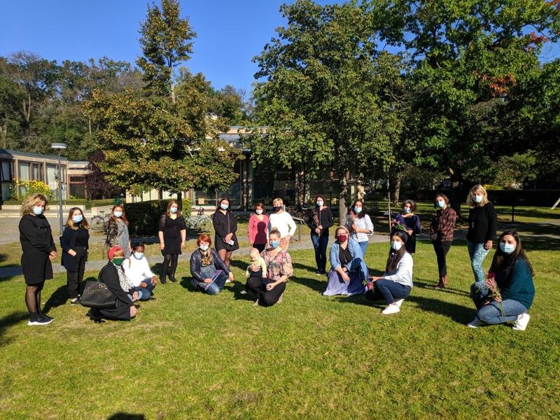 Foto Hebammen des Anpassungslehrgangs und Projektmitarbeiterinnen