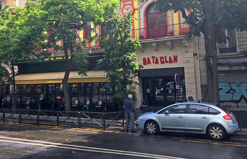 Blick auf den Club "Bataclan" in Paris. Am 13. November 2015 töteten Islamisten in der französischen Hauptstadt 130 Menschen, allein im "Bataclan" gab es 90 Tote.