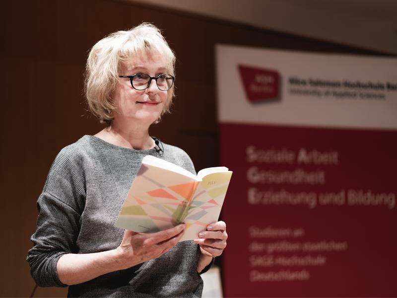 Autorin Lioba Happel beim Alice Salomon Poetik Preis 2021