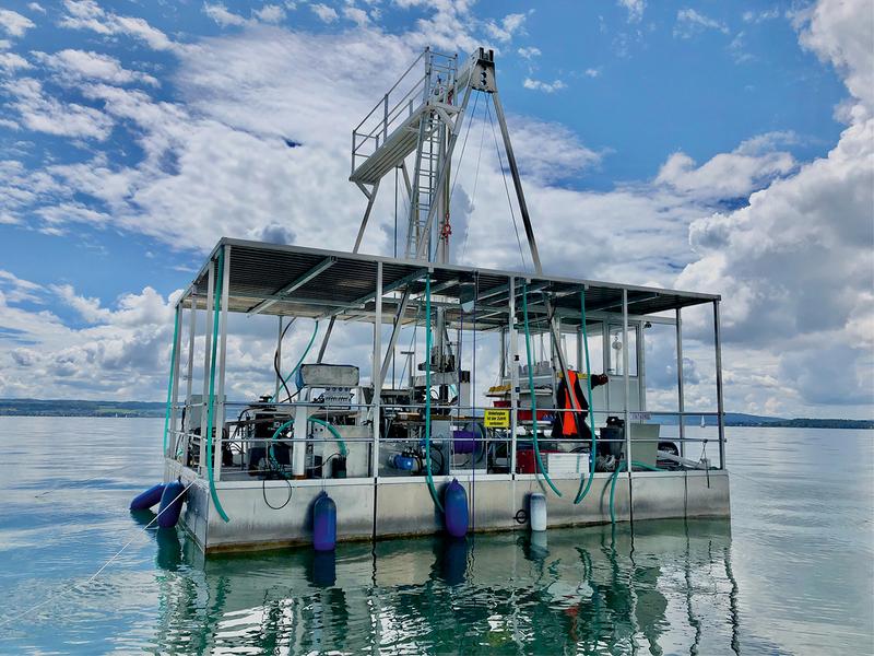 Von einer kompakten, schwimmenden Plattform aus lässt sich nun ein Bohrhammer betreiben, um auch aus den Sedimenten von Bergseen Klimadaten zu gewinnen. 