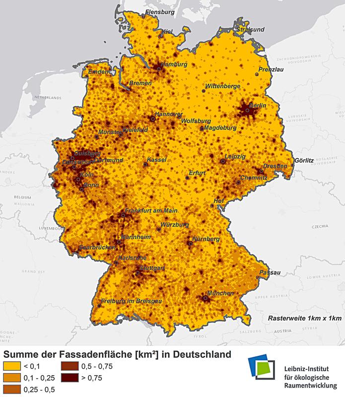 Wo viele Menschen wohnen, stehen auch viele Gebäude. Damit ist auch das theoretische Flächenpotenzial der Häuserfassaden für die bauwerksintegrierte Nutzung von Photovoltaik besonders groß – die Karte zeigt Flächen-Hotspots in Deutschland.