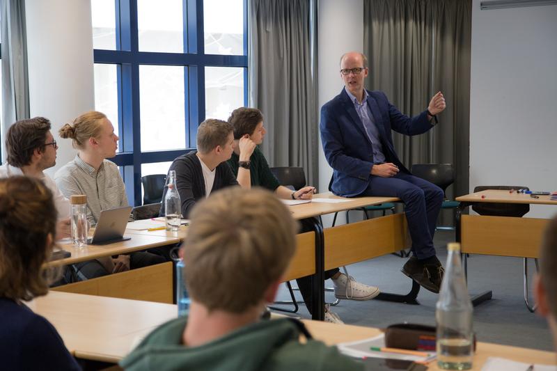 Prof. Dr. Dirk Sauerland in einem Kurs