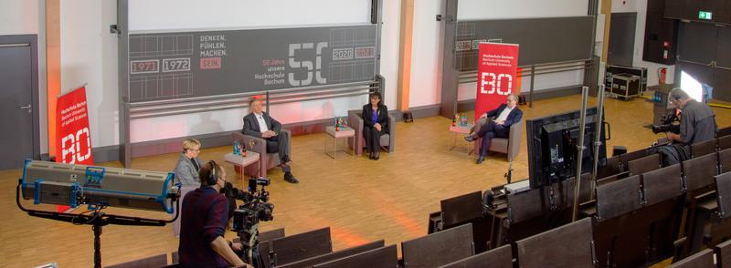  Eine kurzweilige Podiumsdiskussion bildete den abschließenden Höhepunkt des Neujahrsempfangs der Hochschule Bochum. Er war Auftakt zu den Jubiläumsaktivitäten, mit denen die Hochschule ihren 50. Geburtstag feiert.  